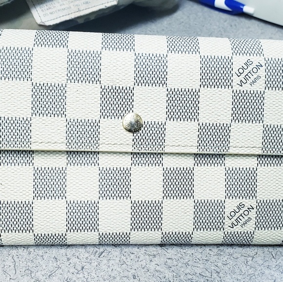 Discontinued Louis Vuitton International Wallet - Picture 2 of 7